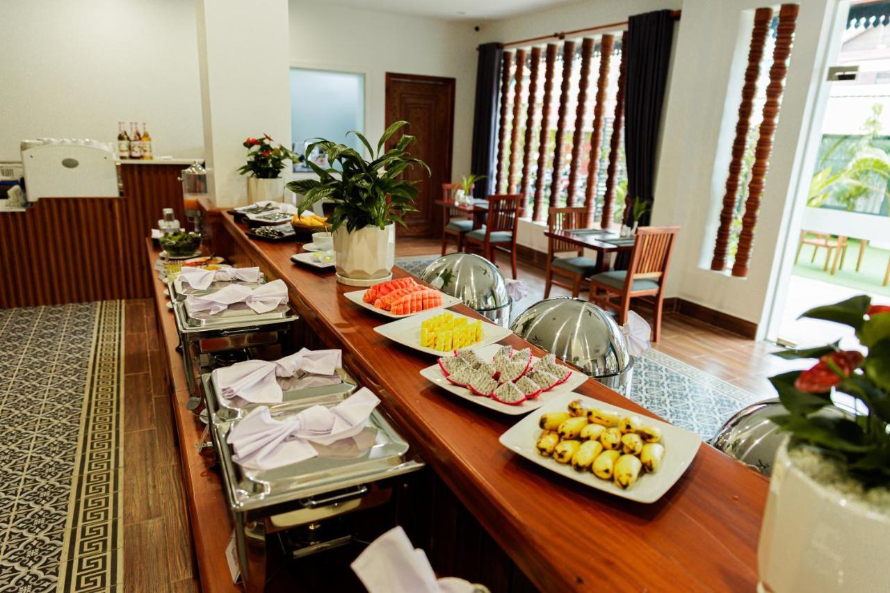 Two Seasons Siem Reap Hotel Exterior foto A buffet at a hotel