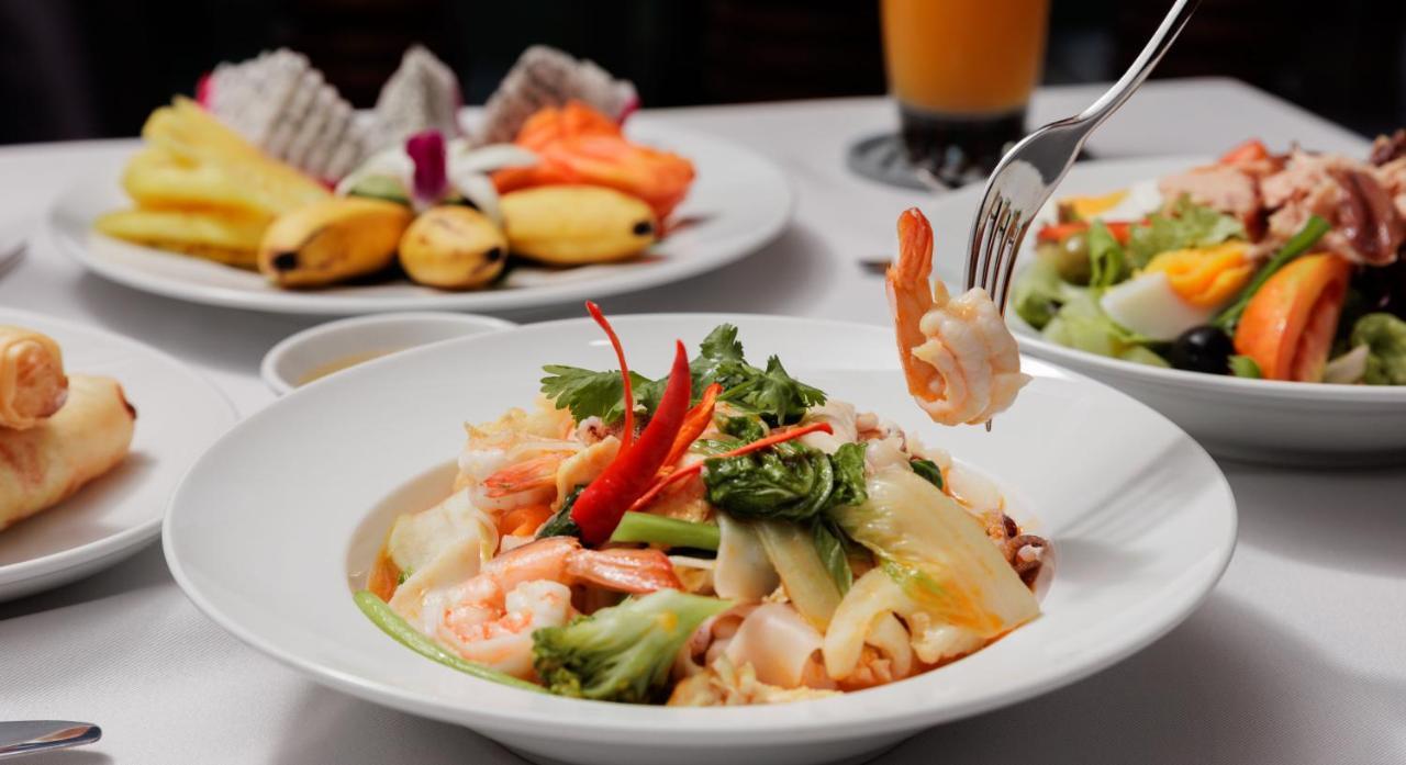 Two Seasons Siem Reap Hotel Exterior foto Seafood salad