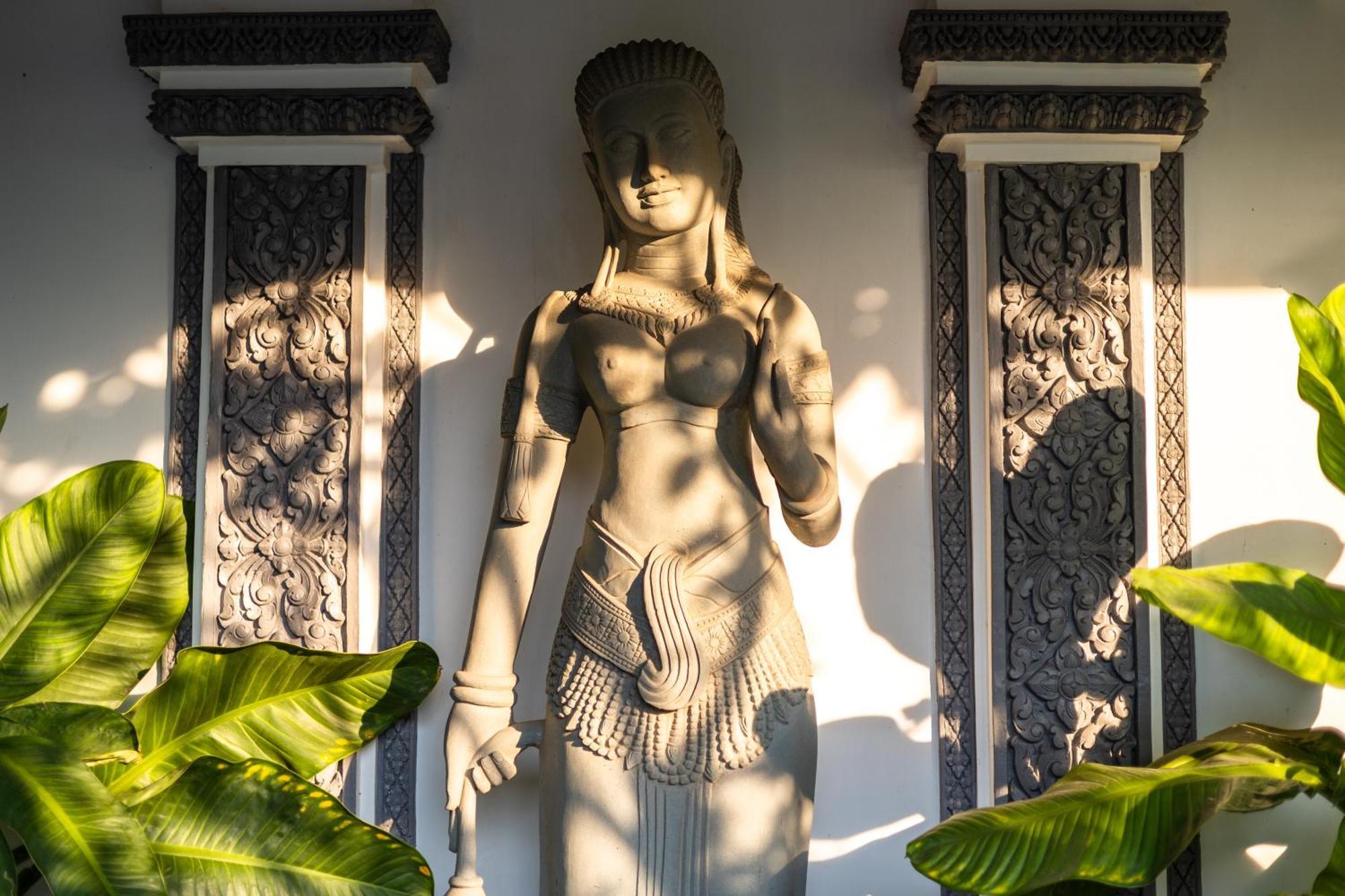 Two Seasons Siem Reap Hotel Exterior foto A statue of a female apsara in the Grand Palace, Bangkok, Thailand.