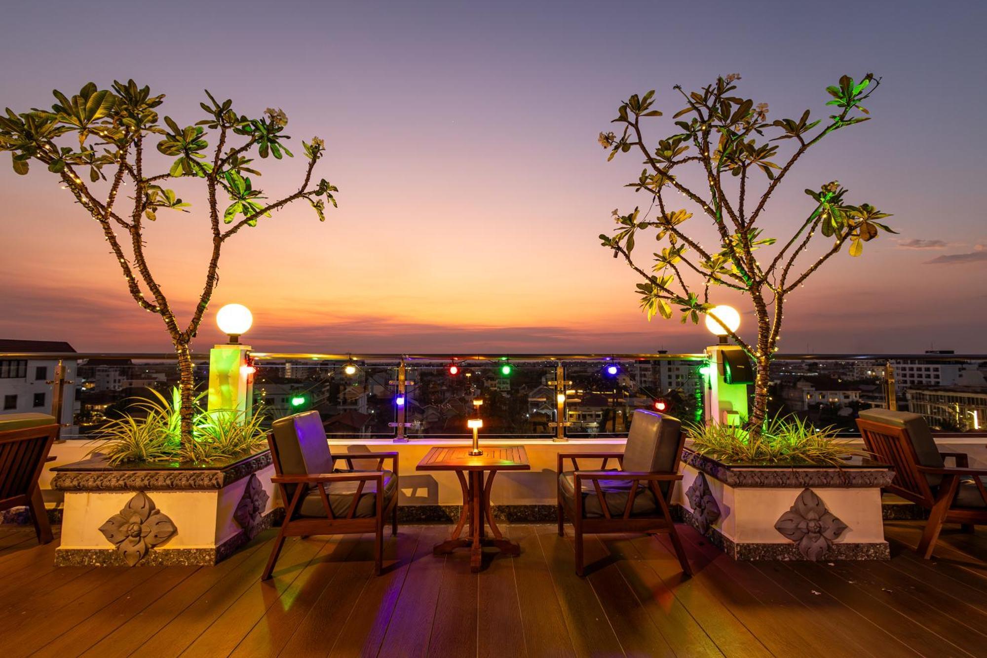 Two Seasons Siem Reap Hotel Exterior foto Rooftop bar in Bangkok, Thailand