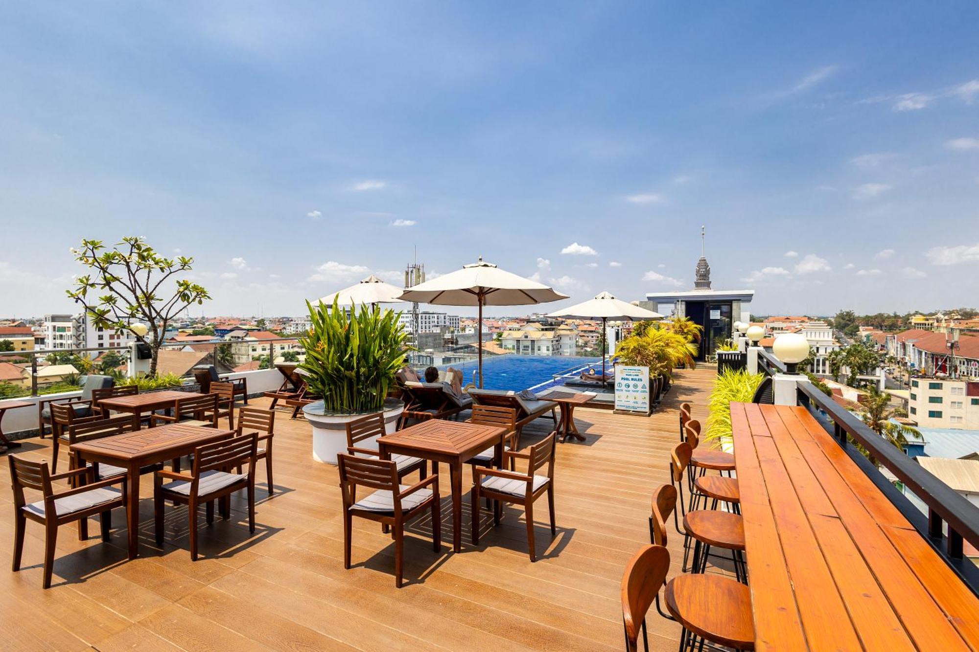 Two Seasons Siem Reap Hotel Exterior foto Rooftop bar