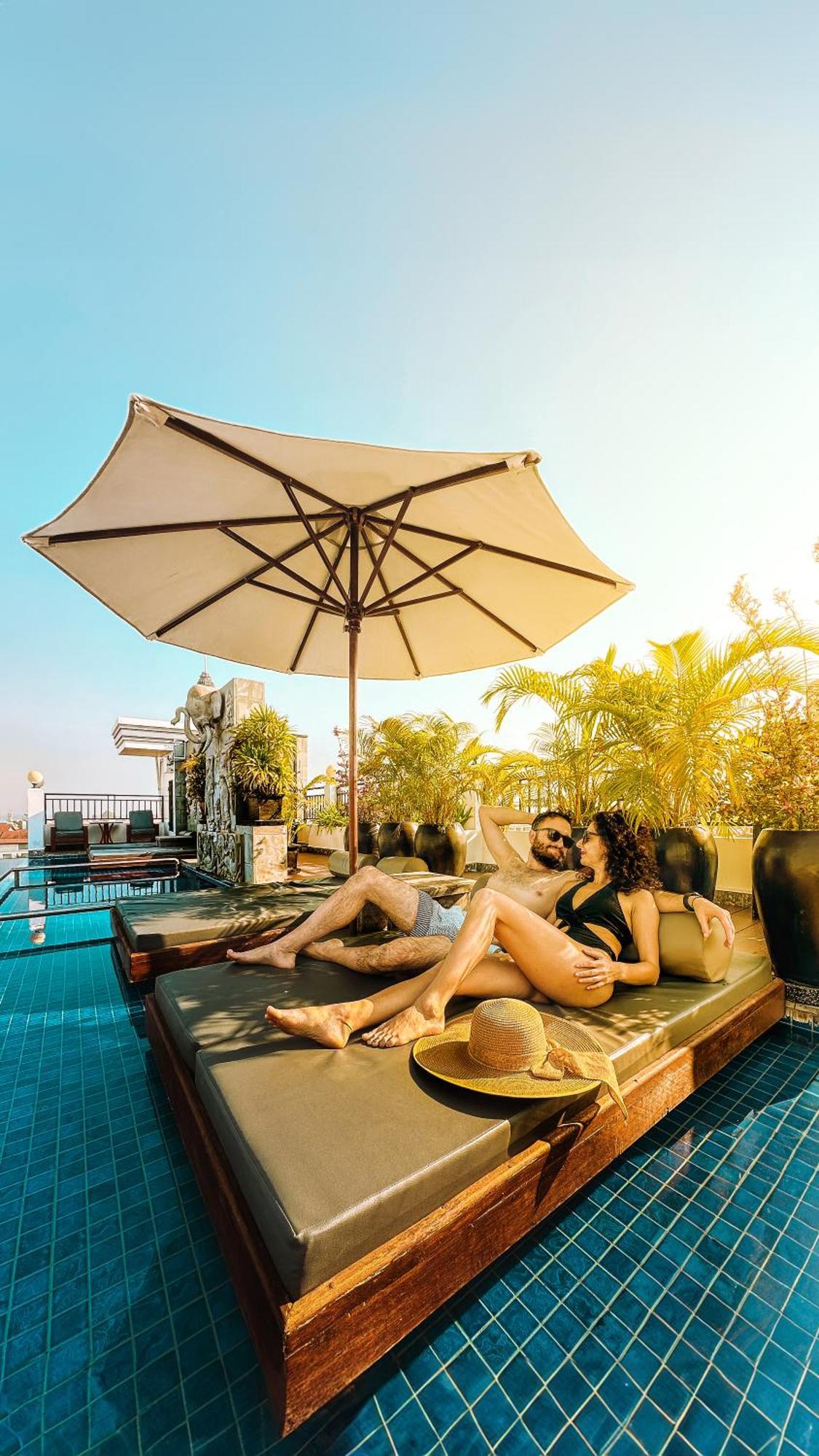 Two Seasons Siem Reap Hotel Exterior foto Rooftop pool at the hotel