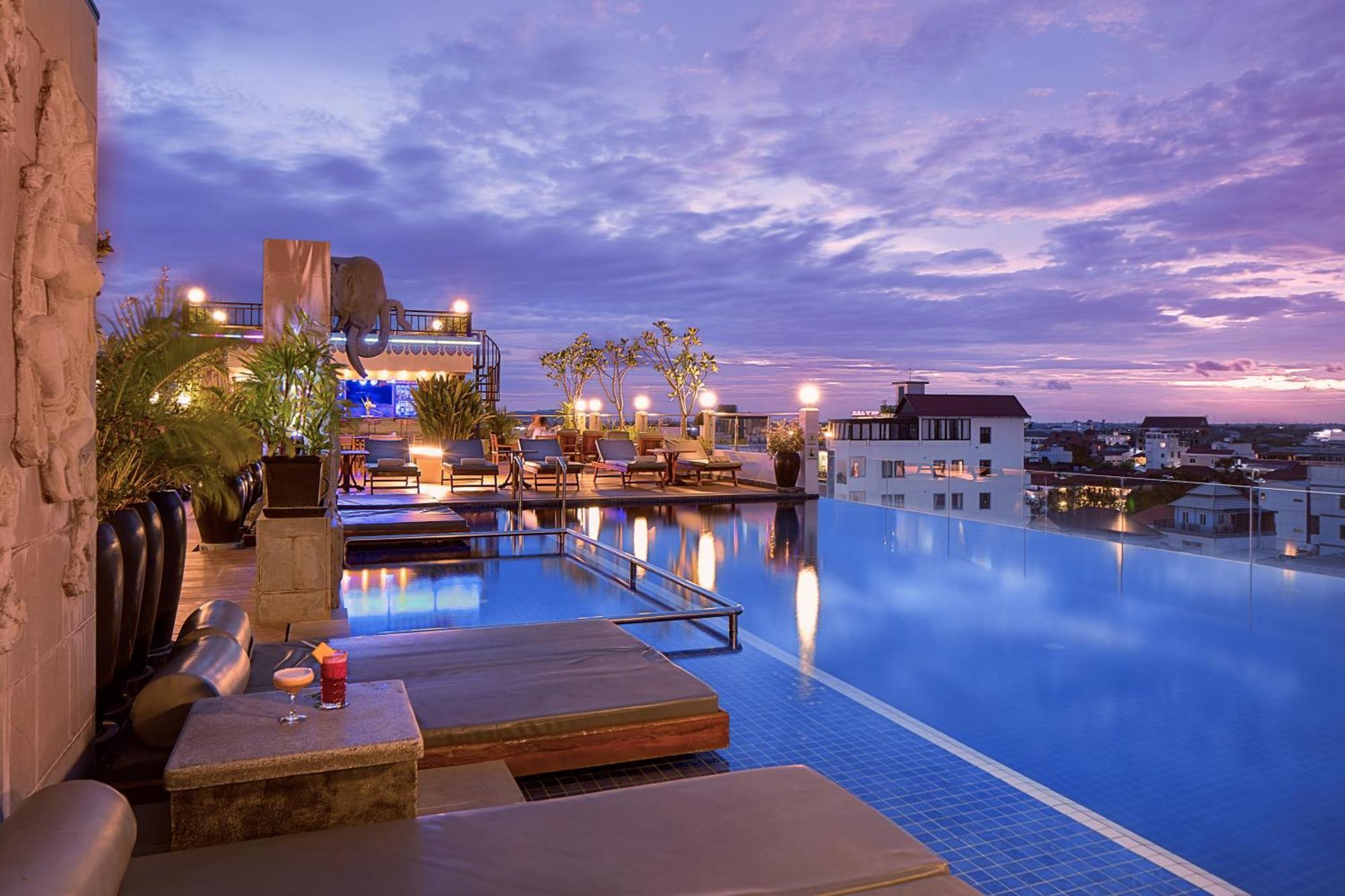 Two Seasons Siem Reap Hotel Exterior foto The rooftop pool at the hotel